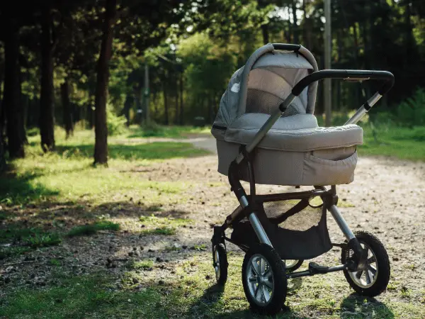 Kinderwagen op ruig terrein