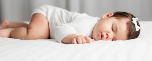 Baby van 22 weken oud in diepe slaap