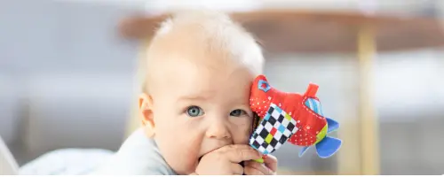 23 weken oude baby grijpt met handjes