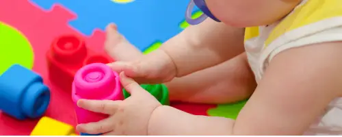 Baby 21 weken oud neemt kleuren waar.