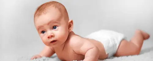 Baby ligt op de buik om het lichaampje te strekken bij het landau-reflex