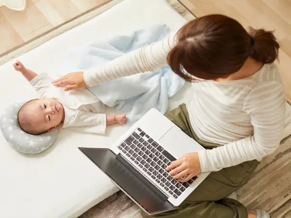 Vrouw kiest babyfoon