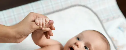Baby knijpt in hand