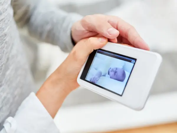 Ouders kijken op babyfooon