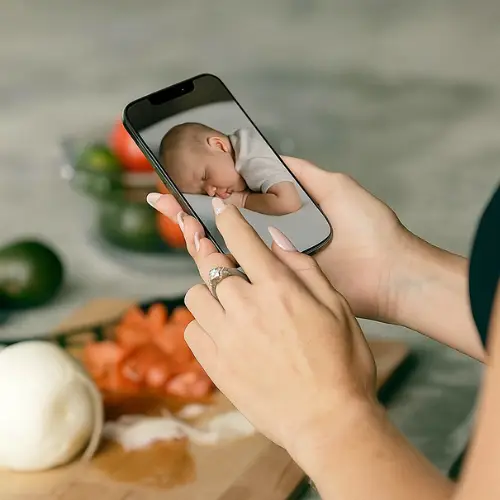 Vrouw kijkt op babyfoon
