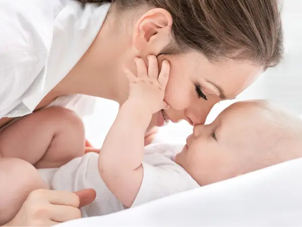 Baby stopt na huilen door nabijheid van haar moeder