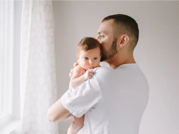 Vader wiegt huilende baby
