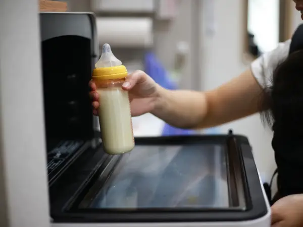 Babyfles wordt opgewarmd in de magnetron