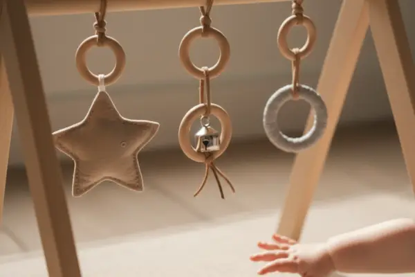 Houten babygym met afwisselende speeltjes van hout