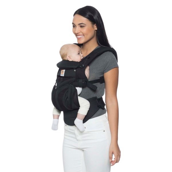 Moeder draagt haar baby in Ergobaby Omni 360 Cool Air Mesh